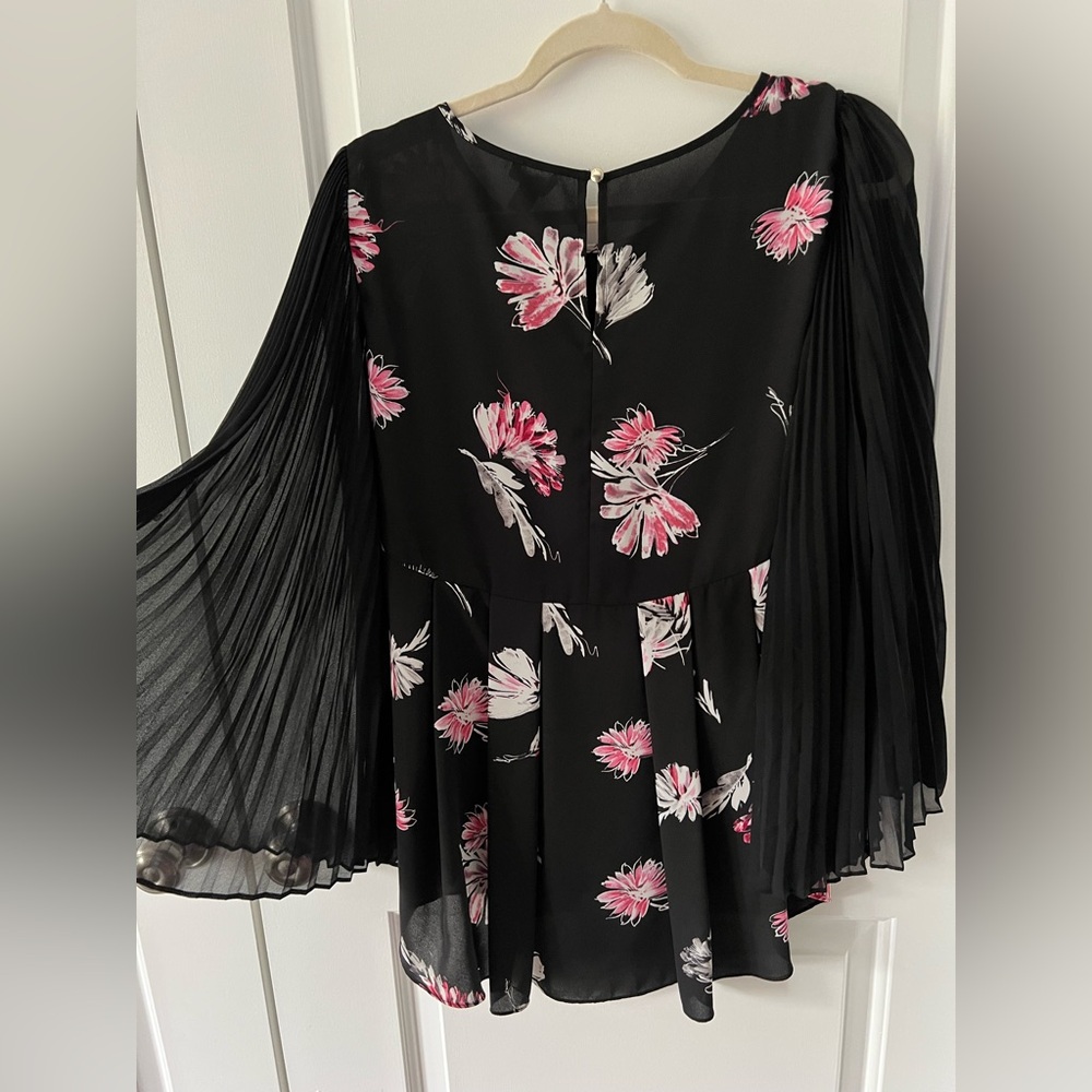Vince Camuto Sheer Pleated Butterfly Sleeve Flowy Floral Blouse | Size Medium - Picture 5 of 6